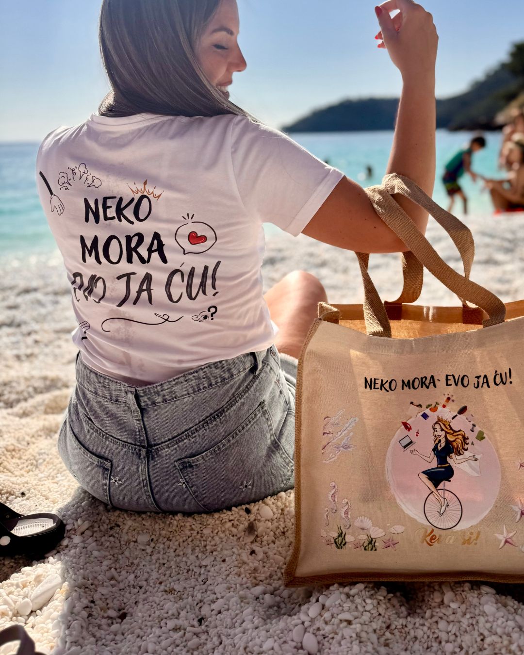 Neko mora evo ja ću bela - print na leđima